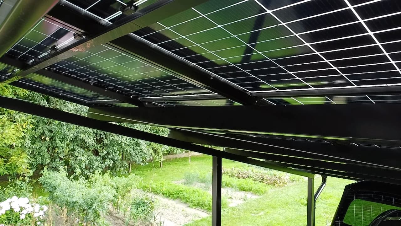 Carport PV – widok spod wiaty
